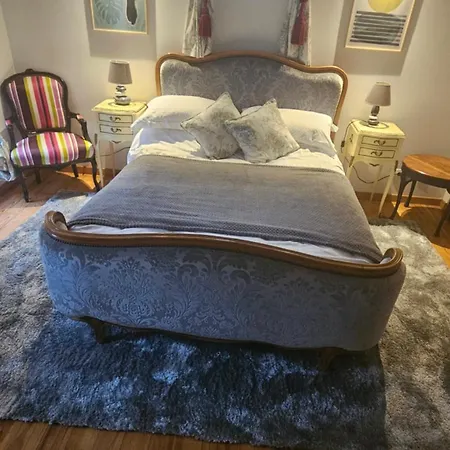 The Lions Den - La Loge Guest house *